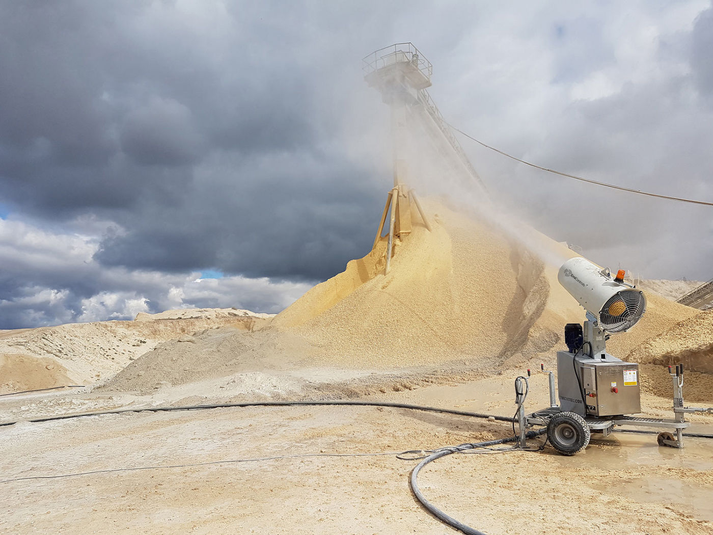 Aggregate stockpile mist cannon
