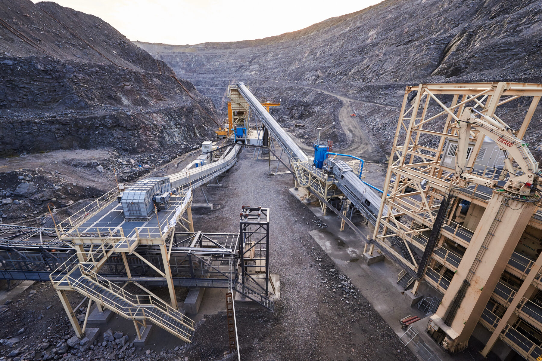 Large in-pit crushing and conveying installation