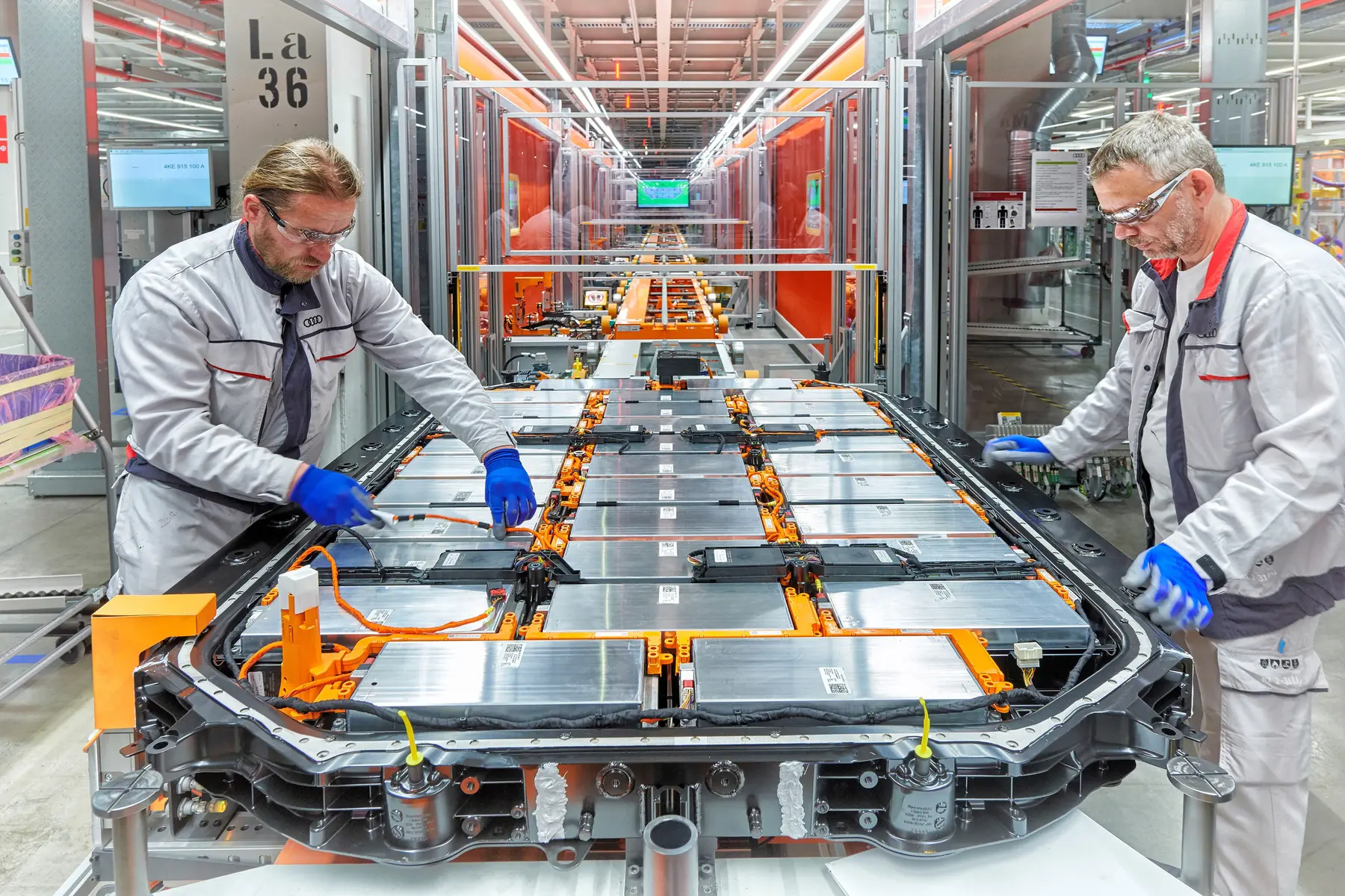 Electric vehicle battery assembly