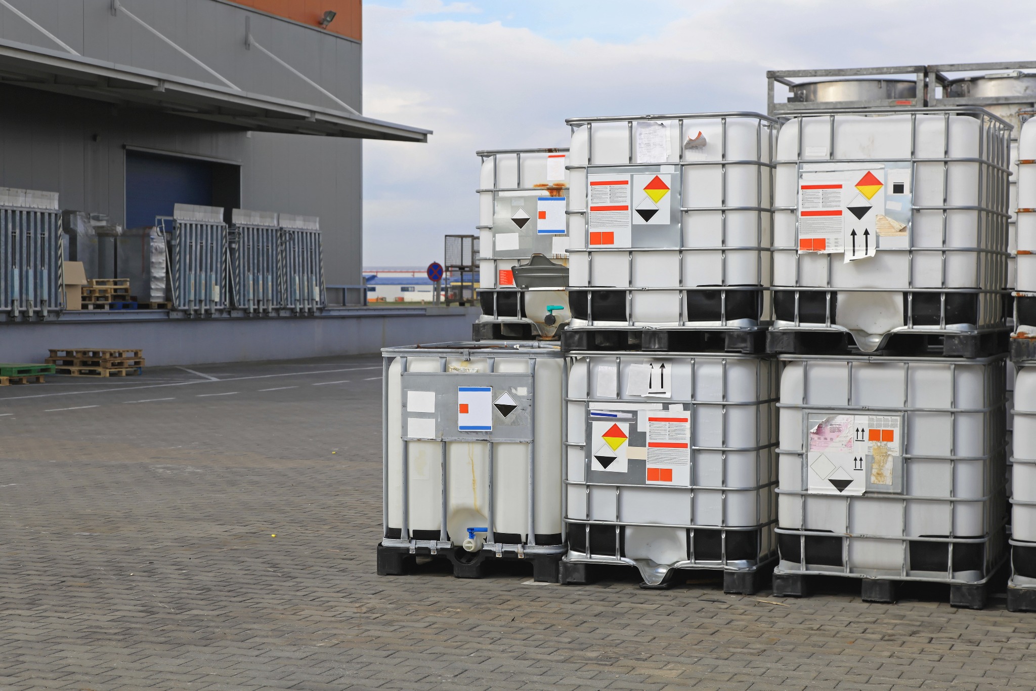MEA Triazine H2S-40 chemical packaging in IBC containers