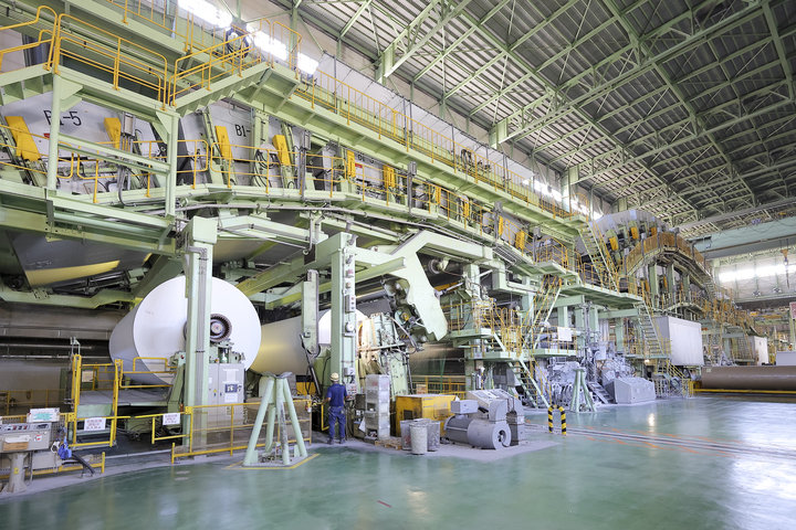 Refractory lining and high-temperature ceramic application